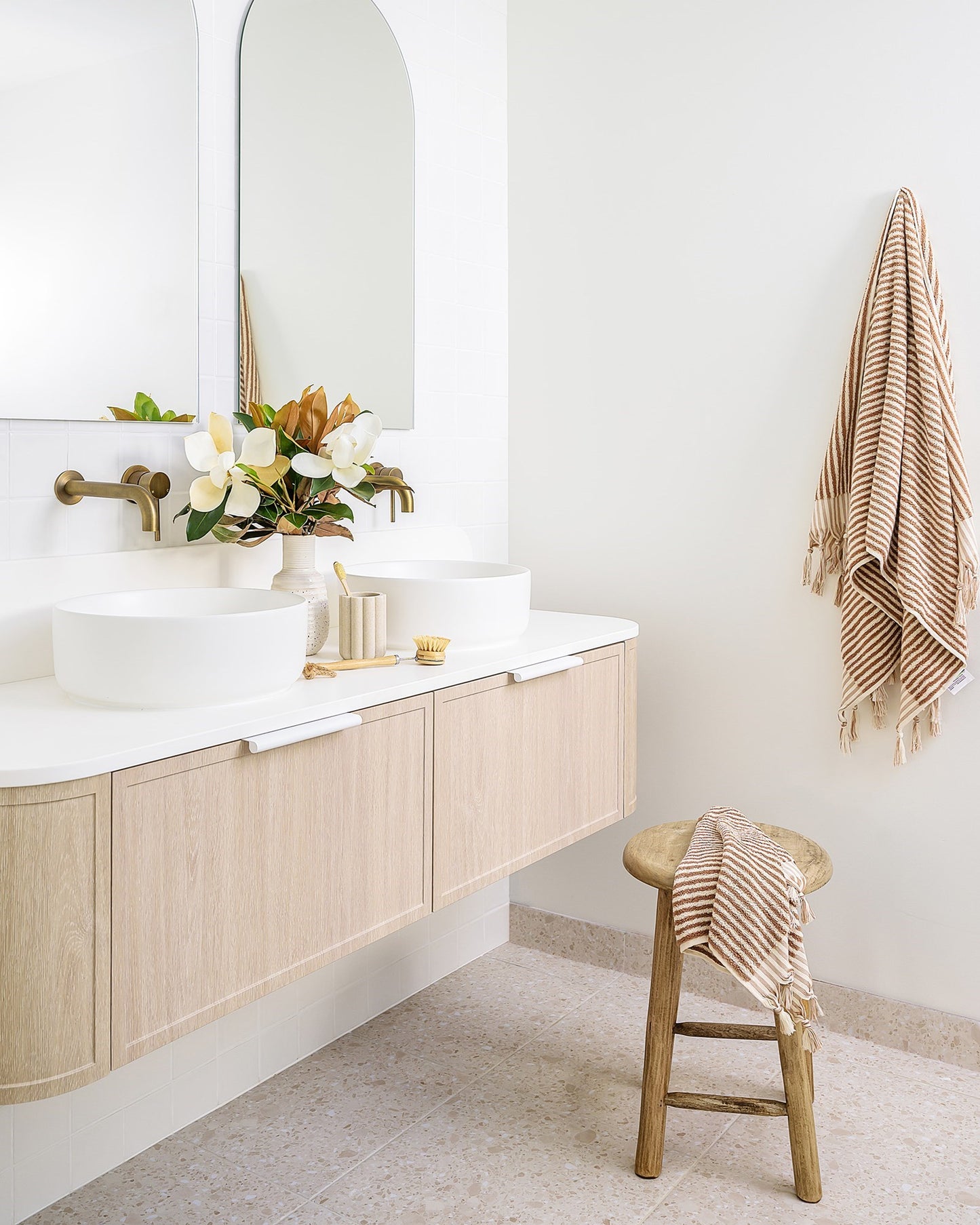 Flo Curved Vanity